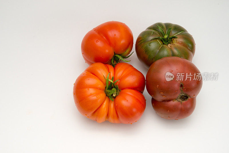 新鲜野地成熟的祖传番茄，牛肉和黑色国王品种，来自加拿大安大略省的白色背景