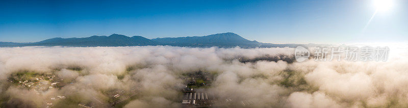 云上俯瞰岩手山日出的广阔全景鸟瞰图