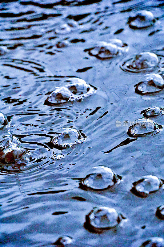 下雨时，通道表面会产生气泡。