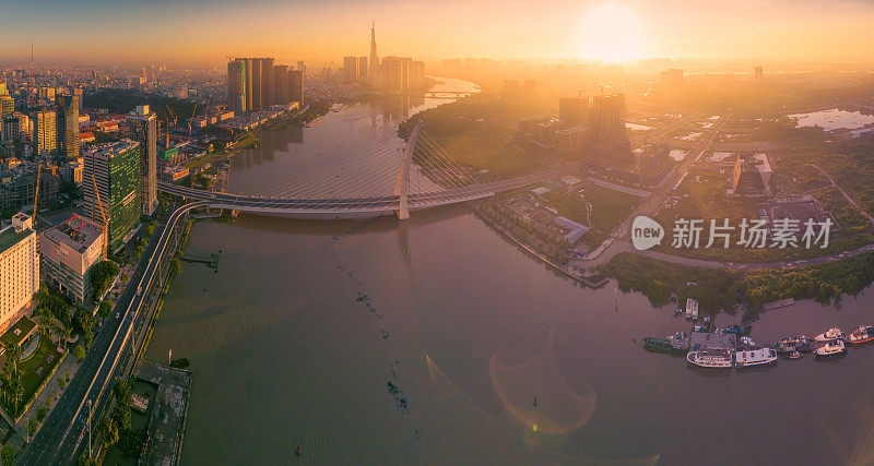 胡志明市的天际线和摩天大楼的空中全景图西贡河，市中心的商业中心。早上的观点。远处是地标81号摩天大楼