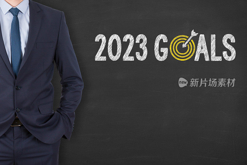 商人在黑板上写2023年的目标