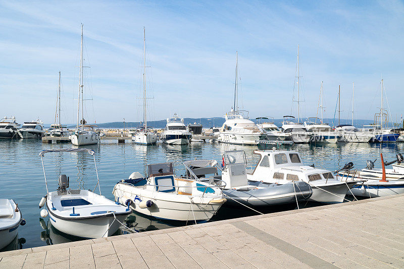 巴斯卡沃达有游艇和船只的海港。克罗地亚。