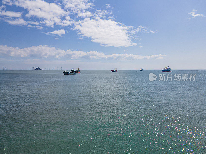 几艘船停泊在海上