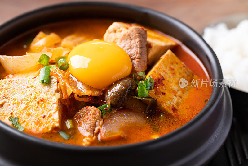 韩国菜，豆腐猪肉泡菜汤和鲜蛋黄
