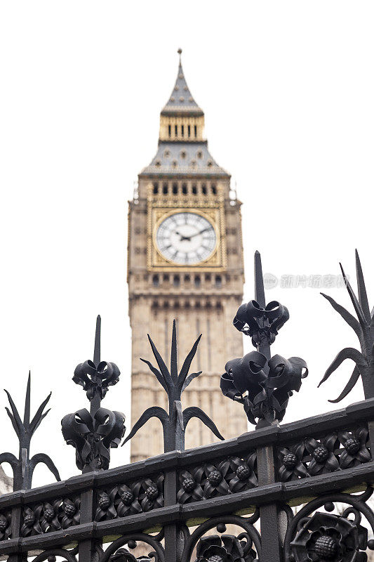 伦敦议会大厦和大本钟钟塔周围的铁栅栏