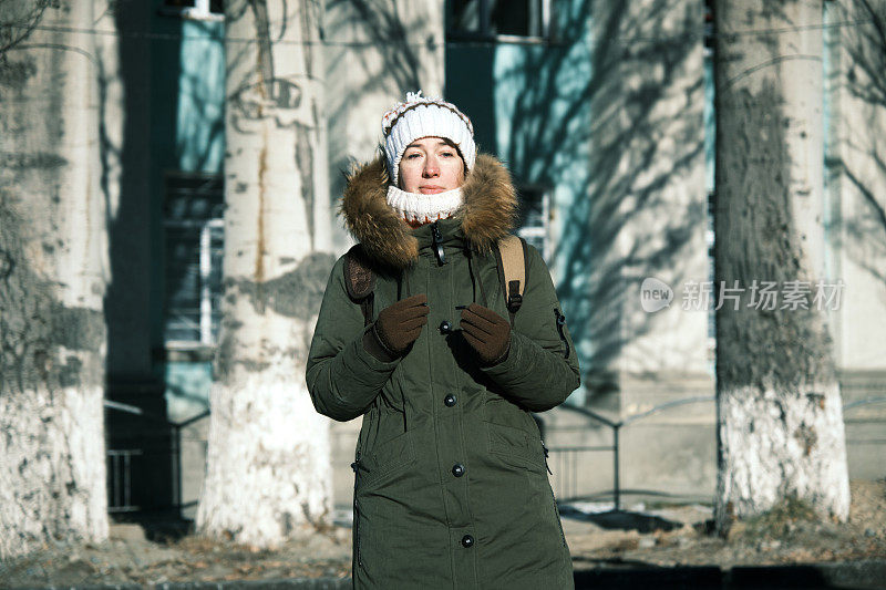 成熟的女子正站在冬城公园