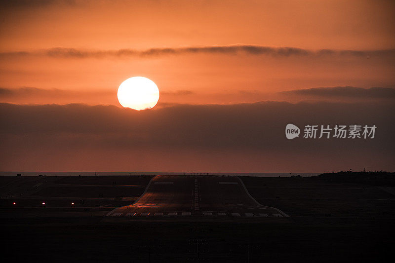 太阳落在机场跑道后面