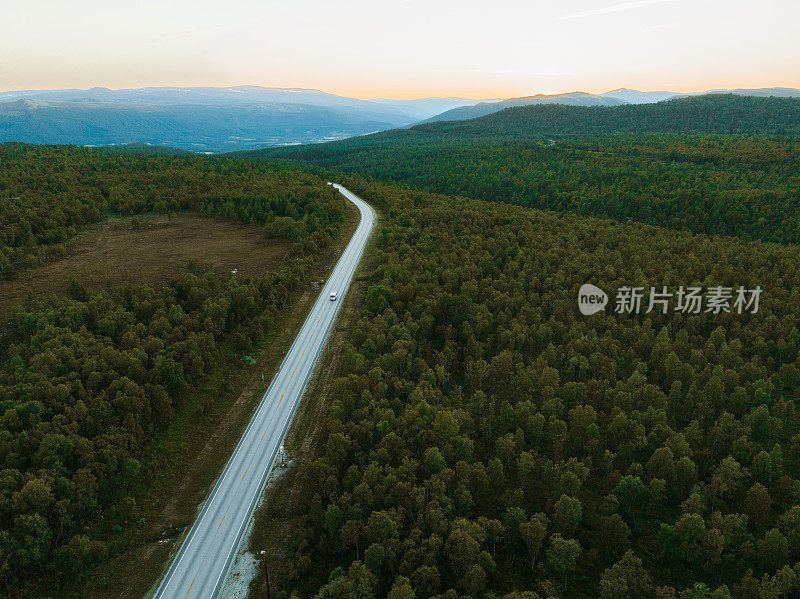 通过挪威高地的道路风景鸟瞰图