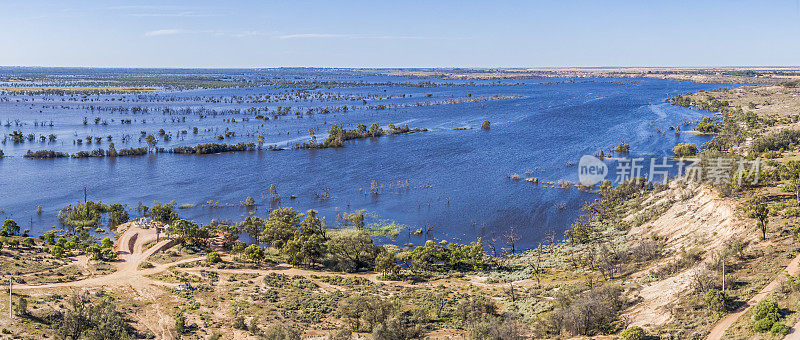 空中全景，淹没的默里河泛滥平原和湿地附近的贝里，南澳大利亚