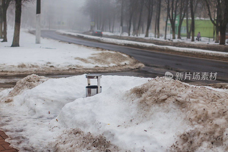 路边。肮脏的积雪。污染