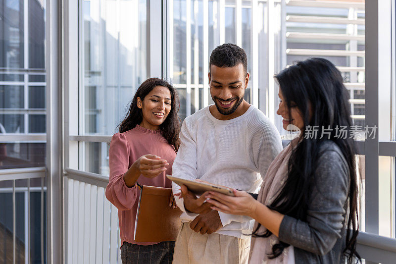 学生们正在大学的楼梯上交谈。