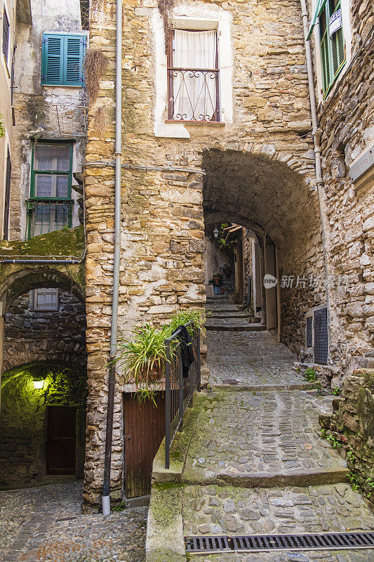 Caruggio的Dolceacqua，一个在Nervia山谷的中世纪村庄