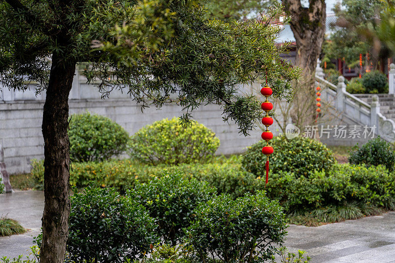 春节期间，红灯笼挂在寺庙里