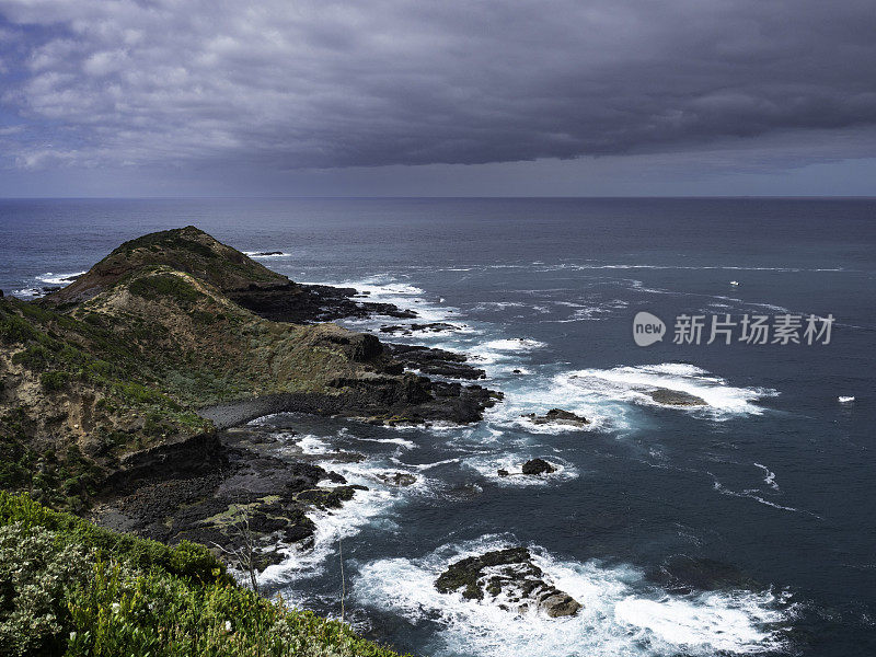 暴风雨的岩石海岸线