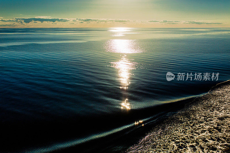 水表面。蓝色的天空。波罗的海