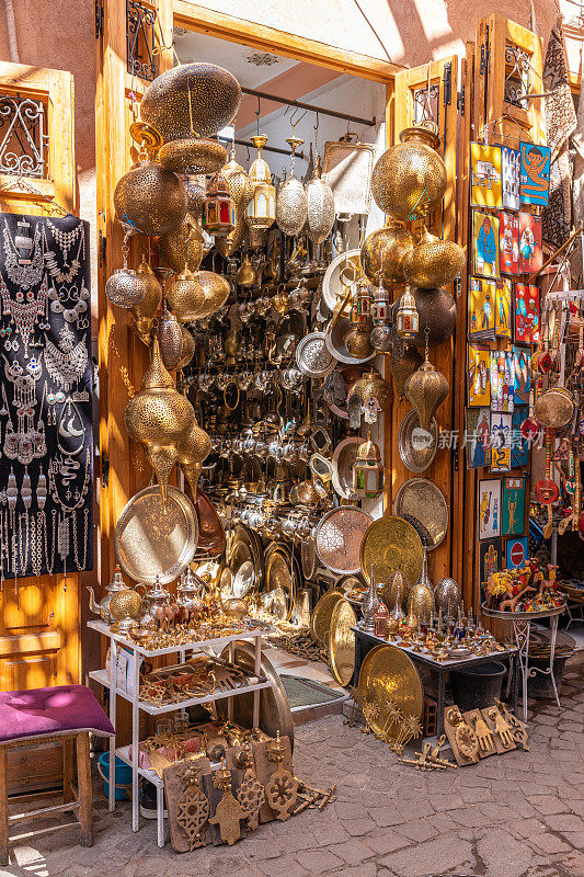 麦地那露天市场的马拉喀什集市摊位上摆放着摩洛哥纪念品和古董