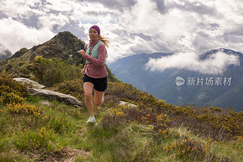 越野运动员穿越高山草地