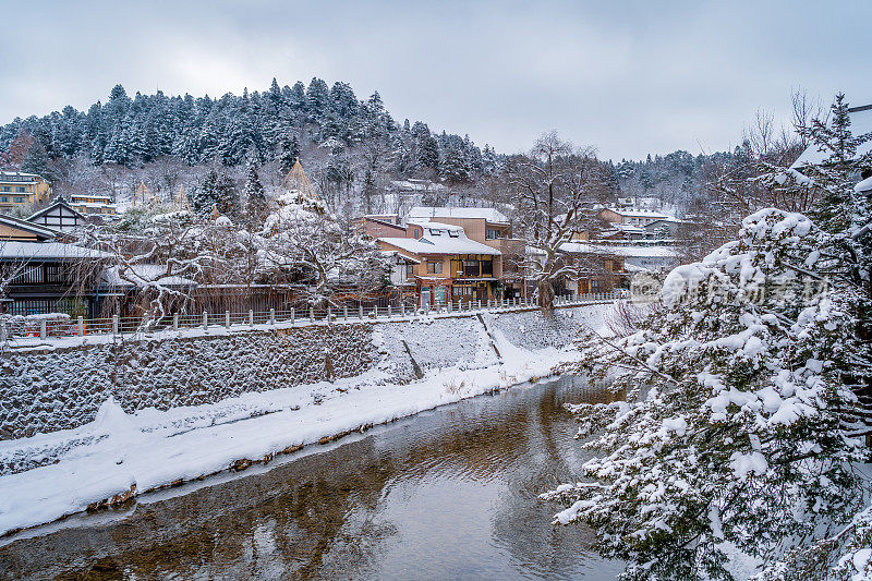 日本高山市村雪与溪水