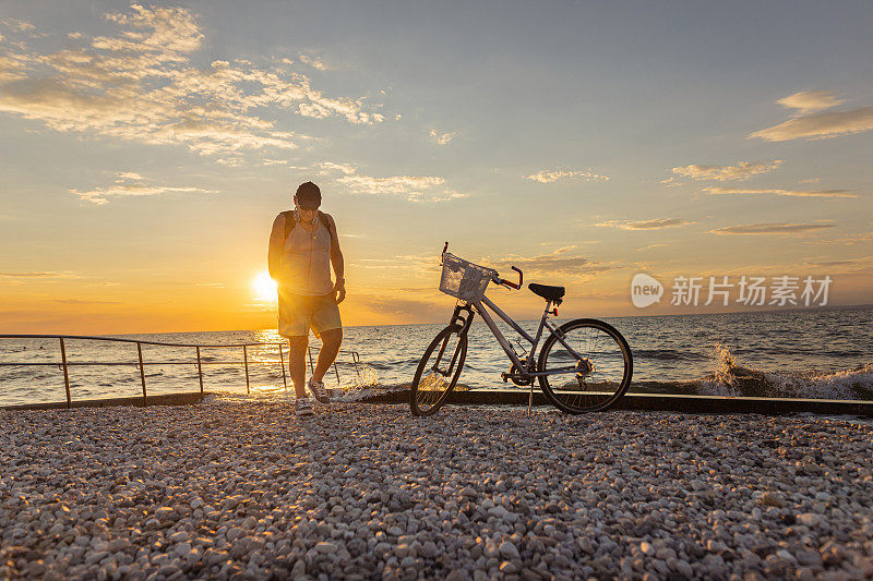 一个骑着自行车在海边散步的老人