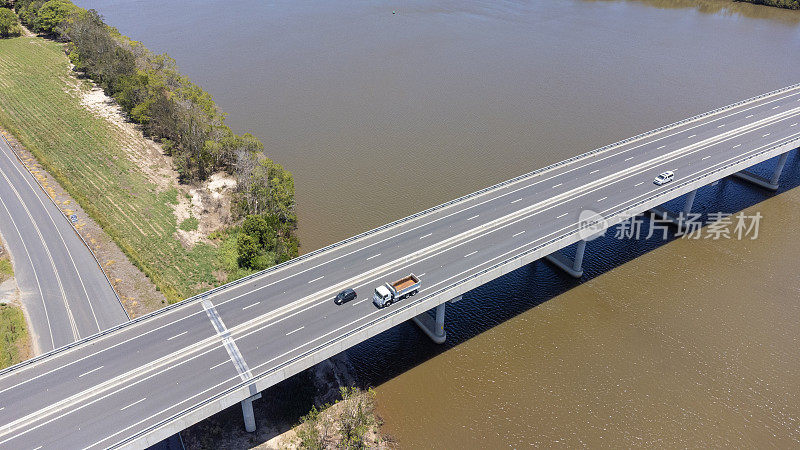 在泛滥平原和河流上的公路桥