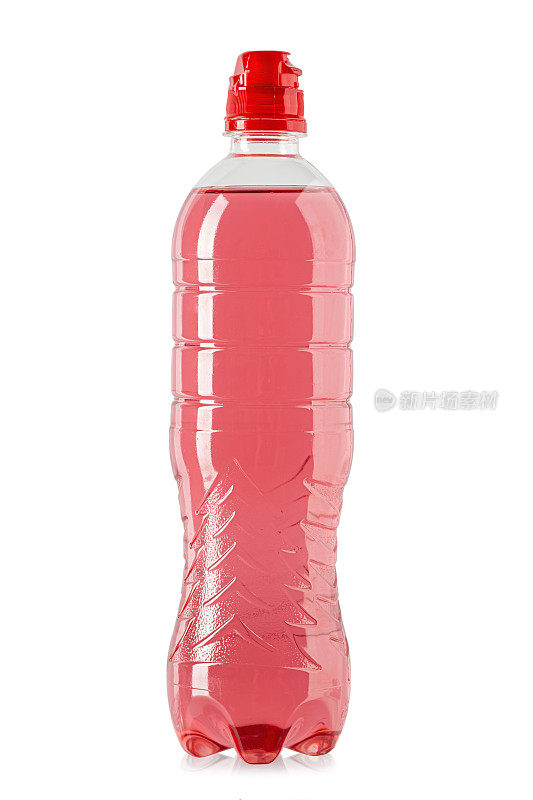 红色饮料装在密封的塑料瓶里。孤立在白色背景上。