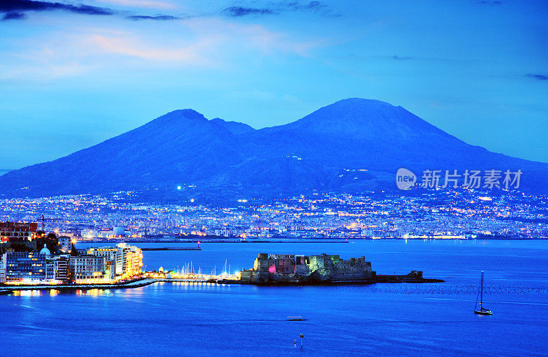 夜晚的那不勒斯全景