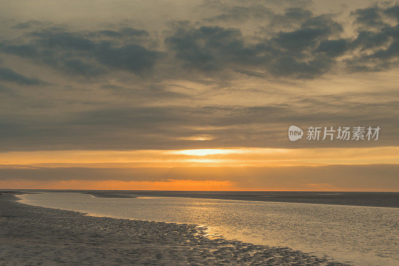 在一天结束的时候，Senset在Schiermonnikoog岛的海滩上