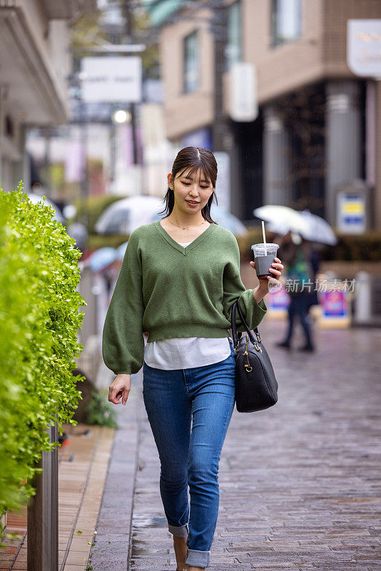 年轻女子在城市购物