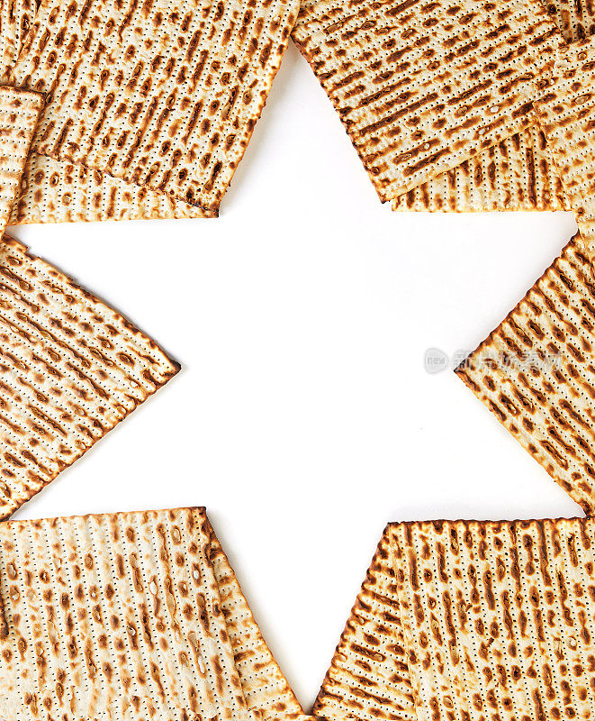 逾越节庆祝概念-犹太节日逾越节。折叠无酵饼在大卫星的形状孤立的白色背景。文本复制空间