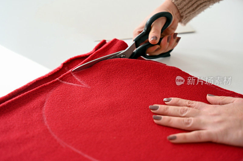 裁缝用剪刀剪红色布料