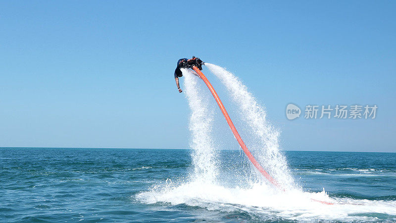 水上极限运动。那家伙在水上飞行板上飞行。水压很大。