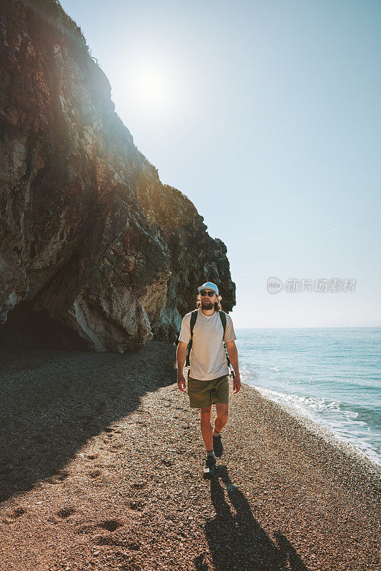男人旅行者走在空旷的海滩上旅行的生活方式活跃暑假户外海景