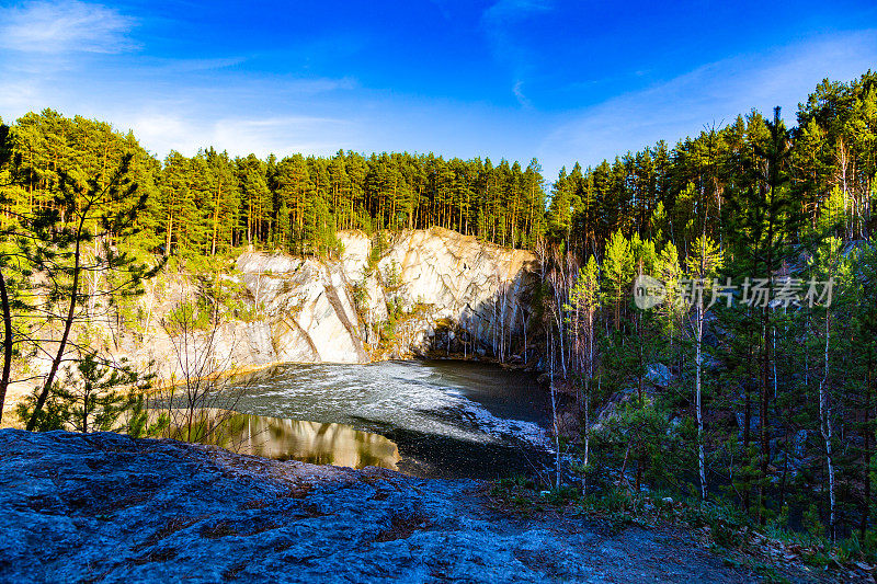 风景如画的森林湖塔尔科夫卡门位于俄罗斯斯维尔德洛夫斯克地区的一个旧矿山