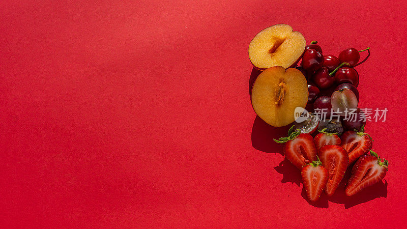 单色和极简红色蔬菜和水果切片，静物适合素食主义者。健康的概念