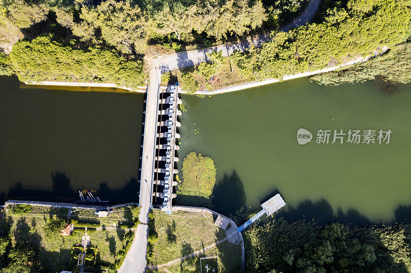 小型水力发电大坝鸟瞰图