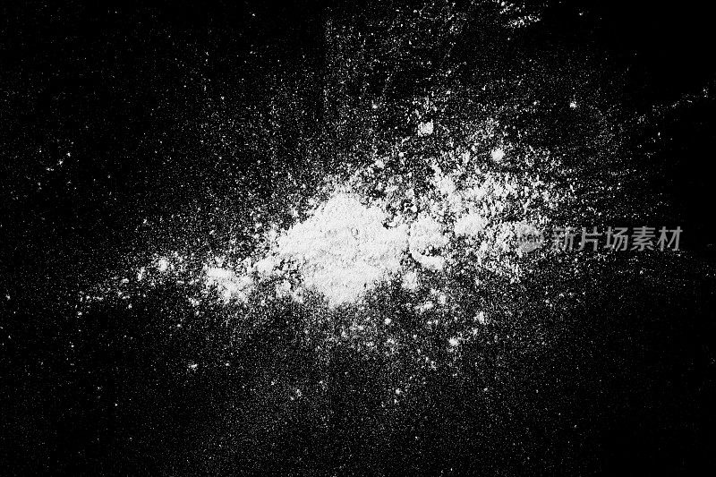爆炸与粉末颗粒。抽象白色粒子