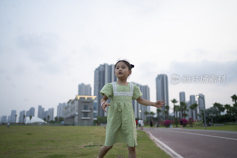 可爱的小女孩在公园里玩游戏