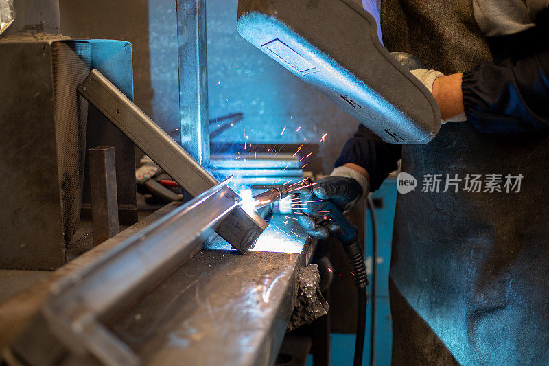 蓝领工人-金属焊工库存照片