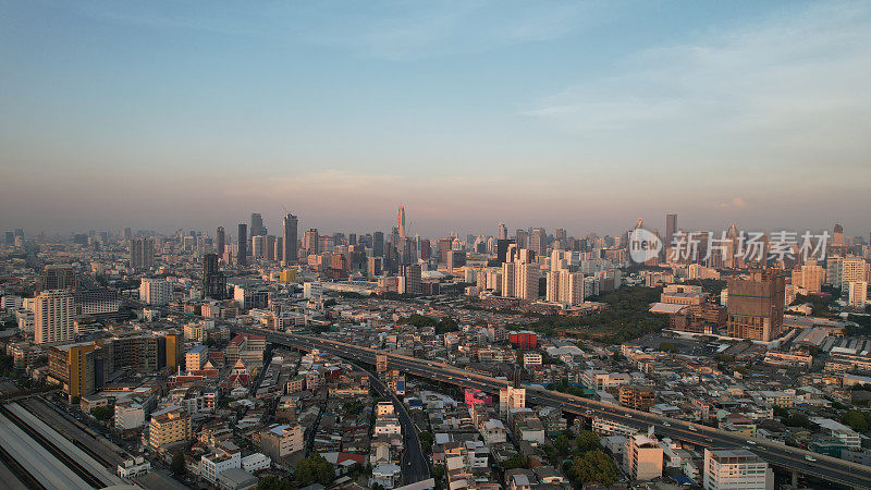 曼谷天际线全景，屋顶混凝土观景台，白天。奢华的亚洲企业和住宅生活方式。泰国曼谷交通道路办公楼鸟瞰图。