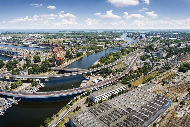 波兰什切青的城市公路和港口鸟瞰图