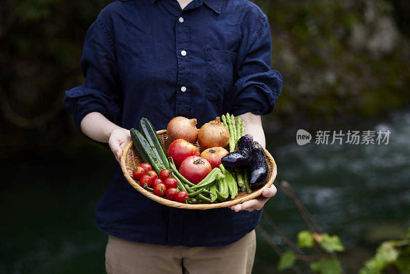 吃蔬菜的日本妇女