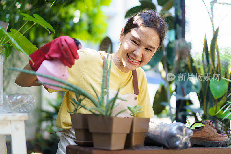 一位妇女正在种树。