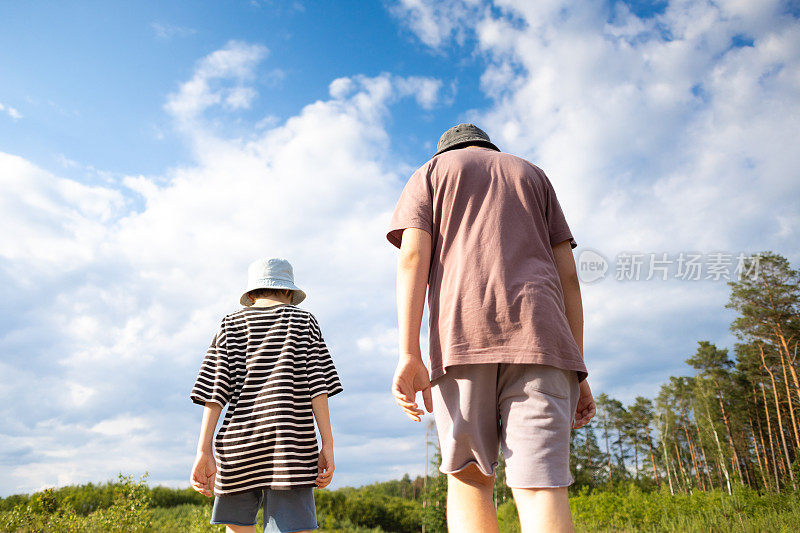 小男孩们在森林里散步