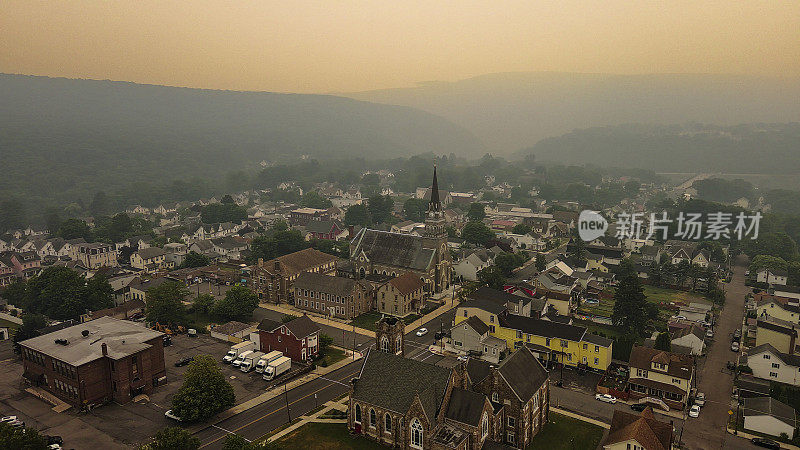 吉姆·索普躲在烟雾中躲避大火。夏天在宾夕法尼亚州波科诺斯的阿巴拉契亚山脉。鸟瞰图