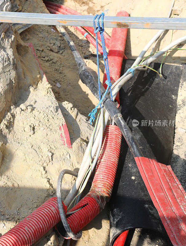 高压电缆内开挖某公路施工现场为修路供电线路