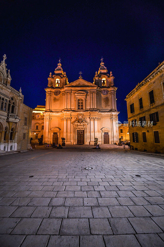 马耳他姆迪纳圣保罗教堂的美丽夜景