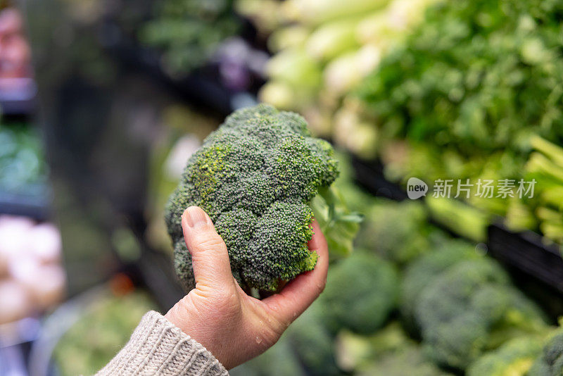 老年妇女在家做饭