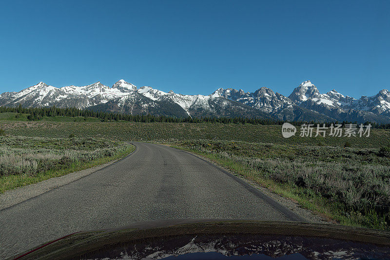 通往美国西部怀俄明州提顿山脉的高速公路