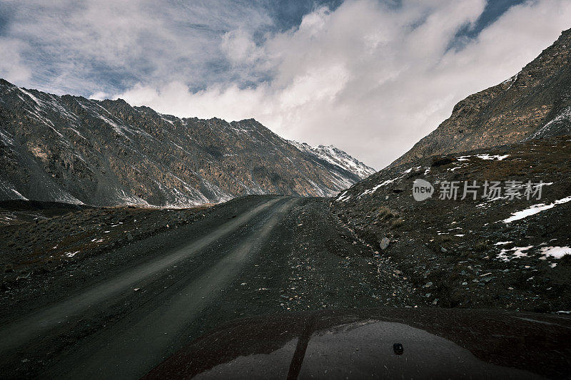 秋天山口的土路