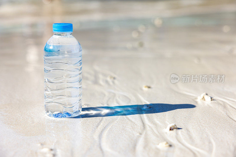 海滩上的水瓶